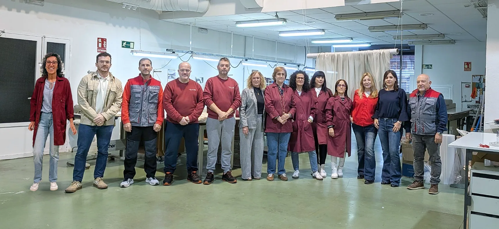 Equipo de DecoCristi en el taller de confección de Pedro Muñoz