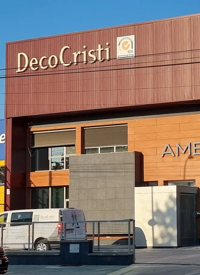 Fachada de la nave de DecoCristi en Pedro Muñoz (Ciudad Real)